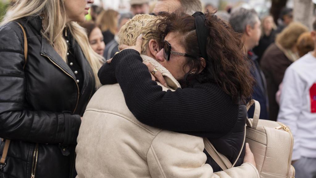 Seres queridos de Lina se abrazan en el homenaje que le han hecho en la plaza de las Tres Cruces.