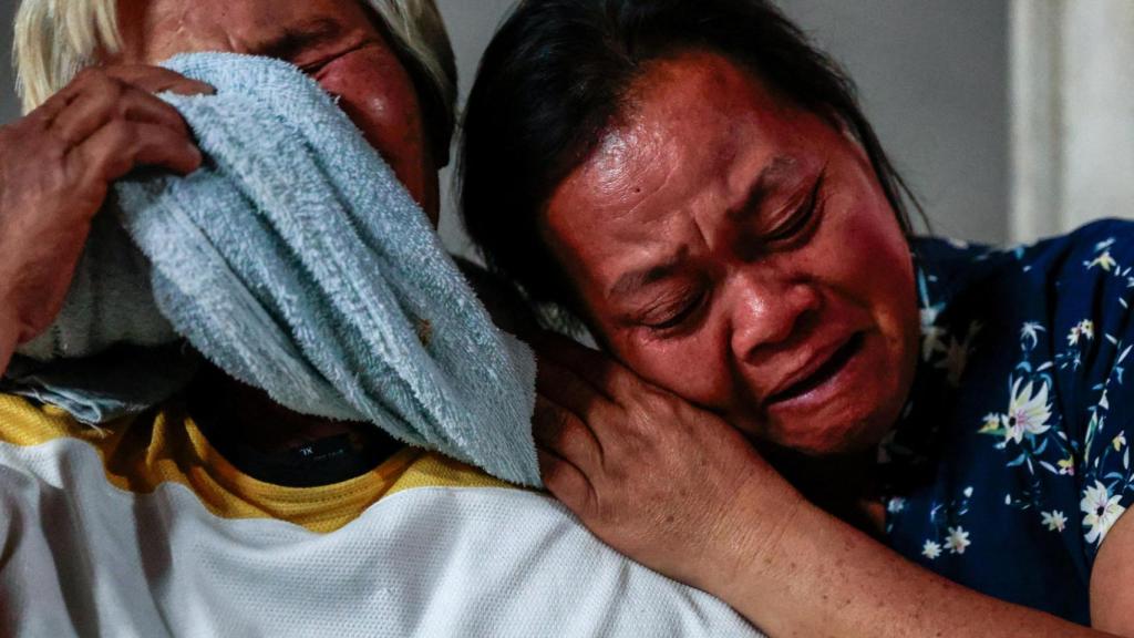 Wiwwaeo Sriaoun, madre del rehén tailandés Watchara Sriaoun, reacciona tras la liberación de su hijo de Gaza.