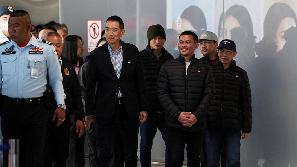 Los rehenes tailandeses liberados por Hamás llegan a Tailandia.