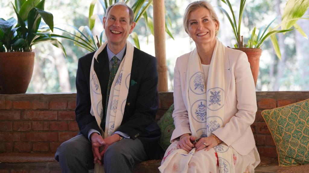 Los duques de Edimburgo durante su gira oficial por Nepal.