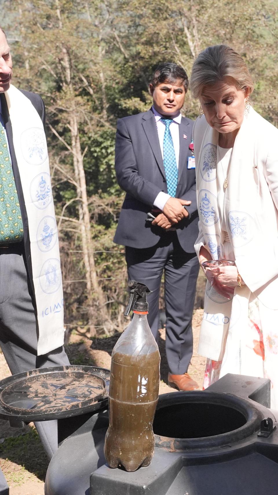 Eduardo de Inglaterra y Sophie de Edimburgo en su visita al país del Himalaya.