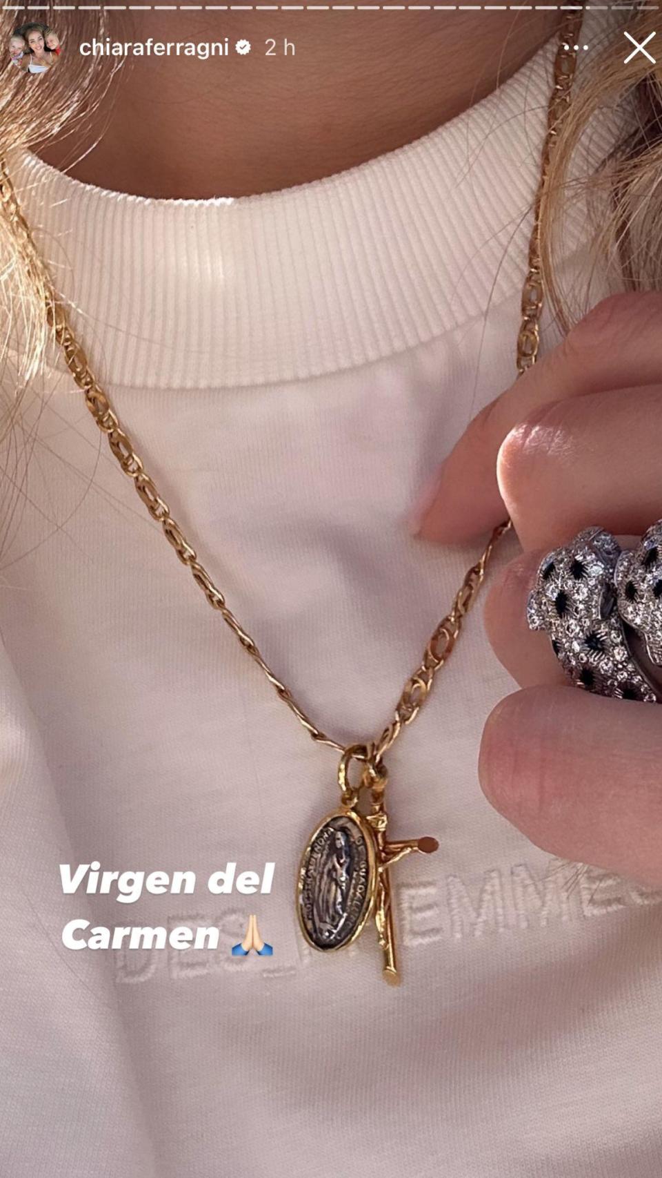 Chiara Ferragni con una medalla de la Virgen del Carmen.