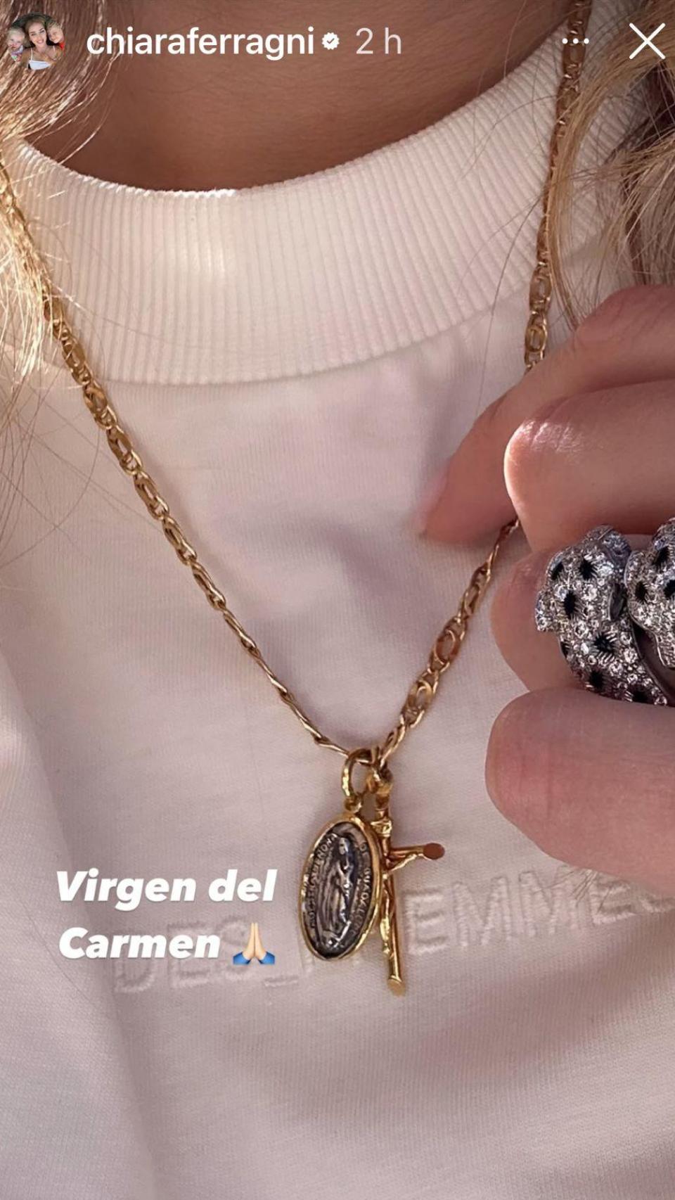 Chiara Ferragni ha enseñado en sus redes una medalla de la Virgen del Carmen.