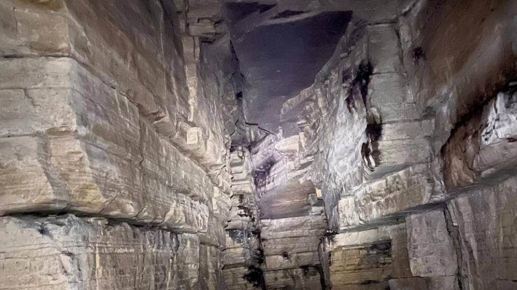 Los techos y las paredes de la galería de la Cueva de los Tayos son demasiado perfectos.