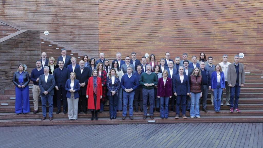 Alberto Núñez Feijóo junto a los 33 alcaldes a los que ha reunido este domingo en Zaragoza.