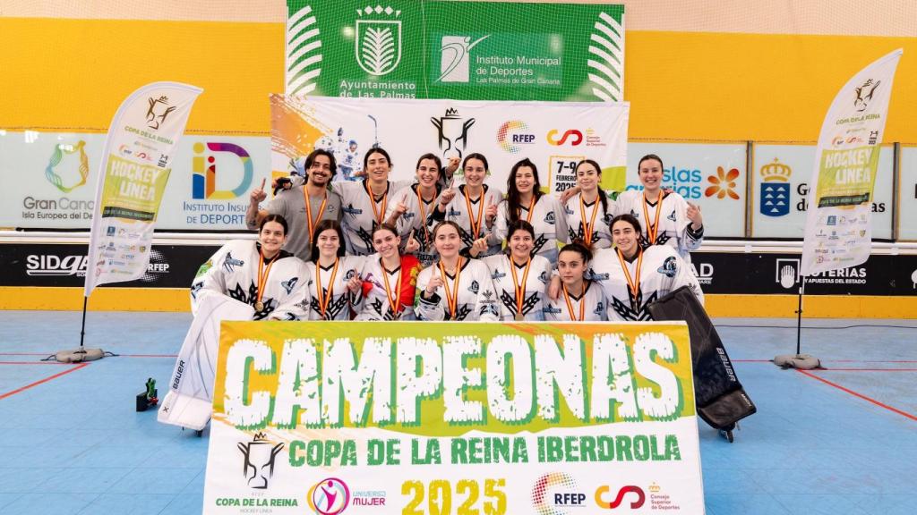 El equipo femenino CPLV Panteras posan con el cartel de campeonas