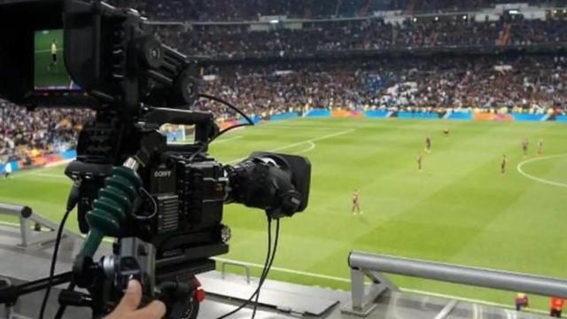 Una cámara de televisión en un estadio de fútbol.