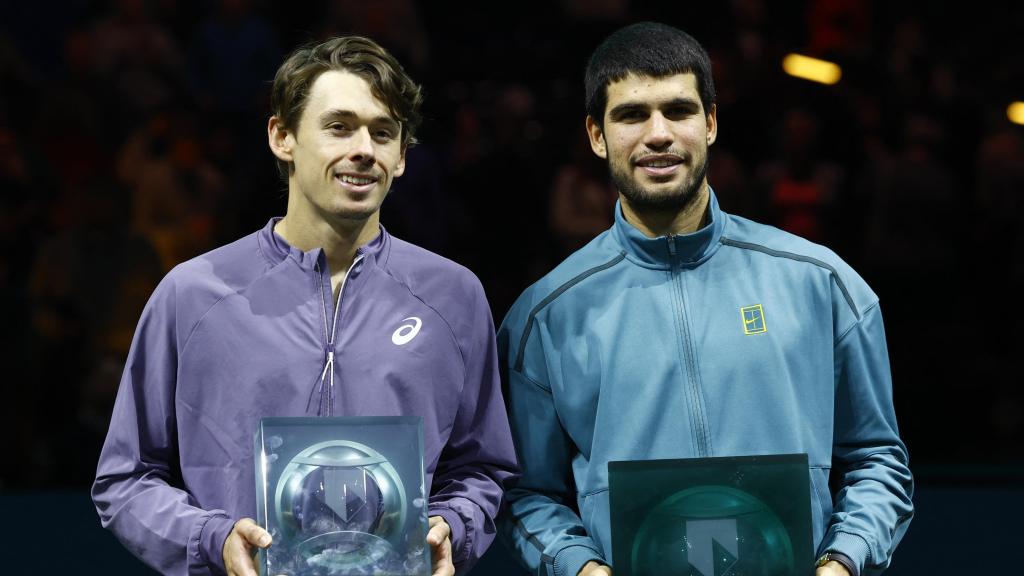 Álex de Miñaur y Carlos Alcaraz tras la final del ATP de Róterdam.