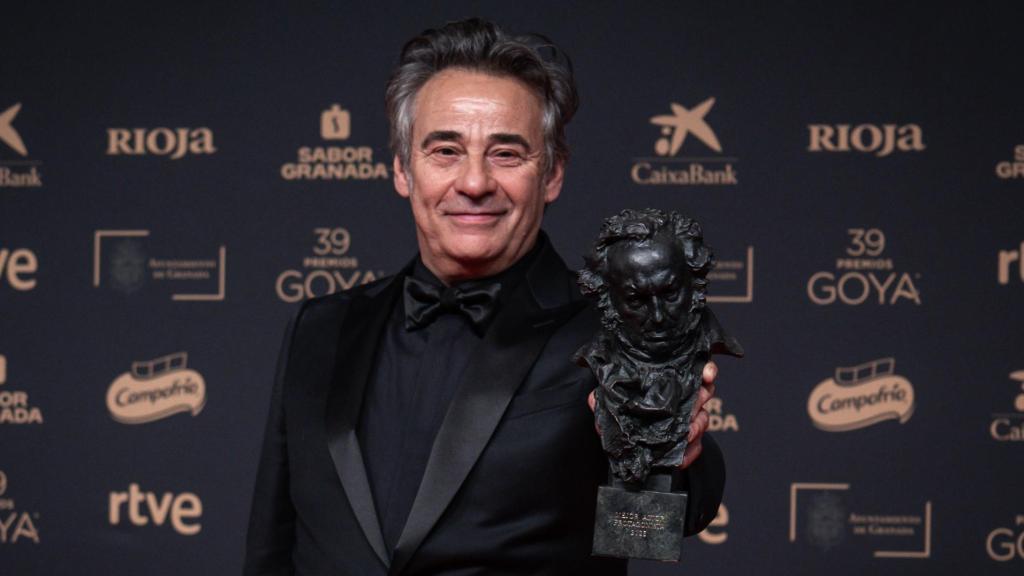 Eduard Fernández posa con su Goya al mejor actor por 'Marco'.
