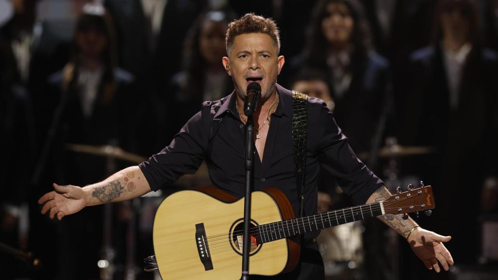 El cantante y compositor Alejandro Sanz, durante su actuación en la 39 edición de los Premios Goya. EFE/Julio Muñoz