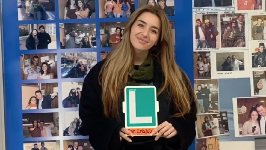 Lola Índigo posando con la L.