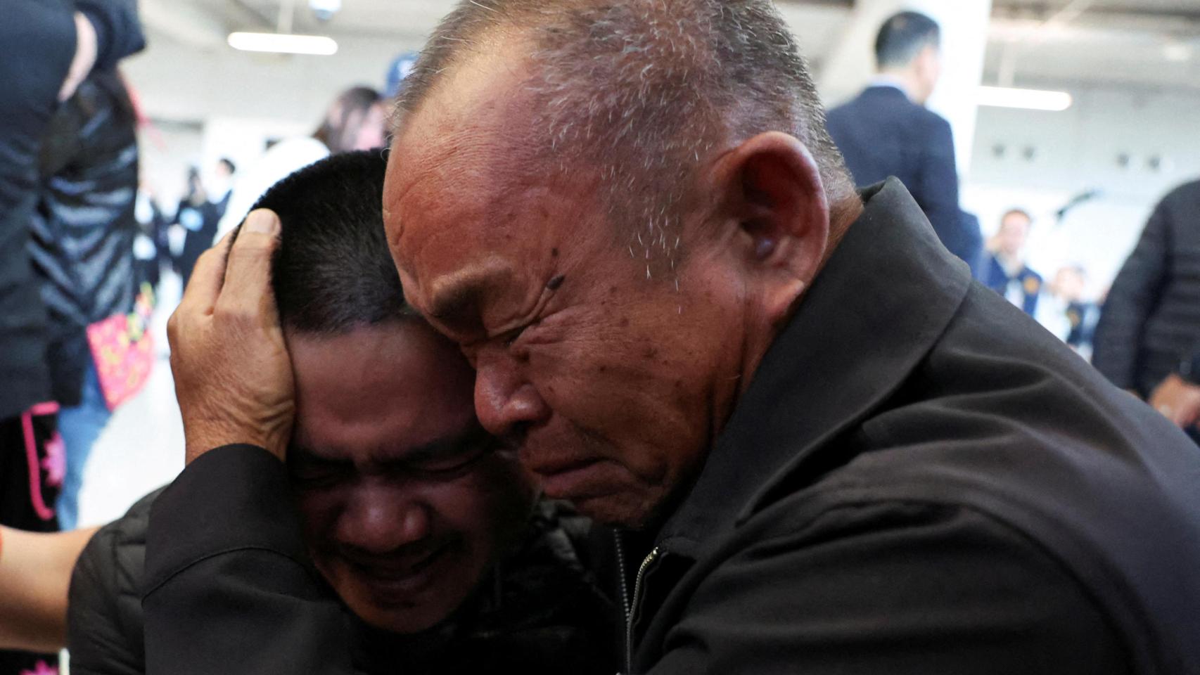 Wilas Thaenna abraza a su hijo Pongsak Thaenna tras ser liberado por Hamás y regresar a Tailandia.