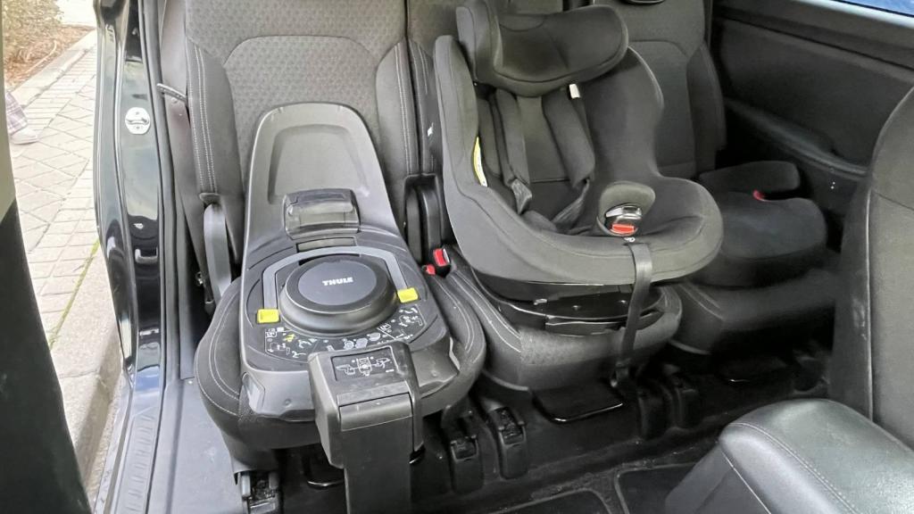 La base Thule Alfi y la sillita Thule Elm.