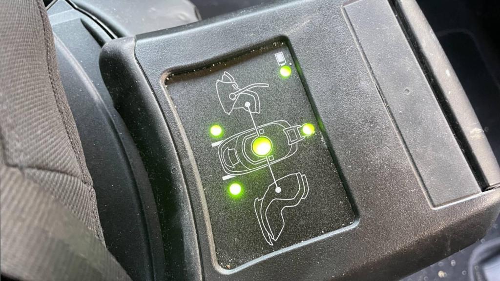 La pantalla y luces de la base base Thule Alfi.