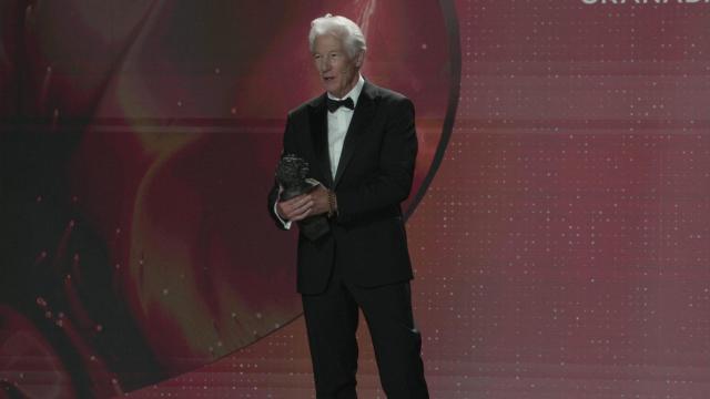 Richard Gere y su bella mujer de Galicia protagonizan su emotivo discurso en los Premios Goya