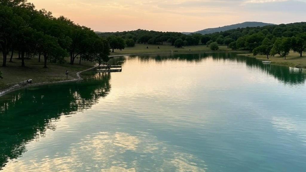 El impresionante lago de Texas con aguas cristalinas que conquista a sus visitantes: un paraíso natural lleno de aventuras