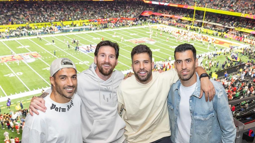 Luis Suárez, Leo Messi, Jordi Alba y Sergio Busquets, el Caesars Superdome durante el Super Bowl LIX