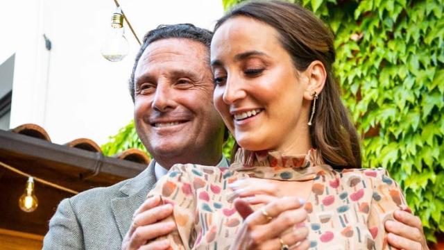 Vituco Pombo con su hija Lucía y su pareja.