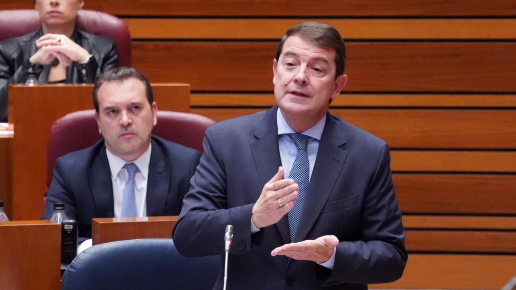 El presidente de la Junta, Alfonso Fernández Mañueco, durante un pleno de las Cortes de Castilla y León