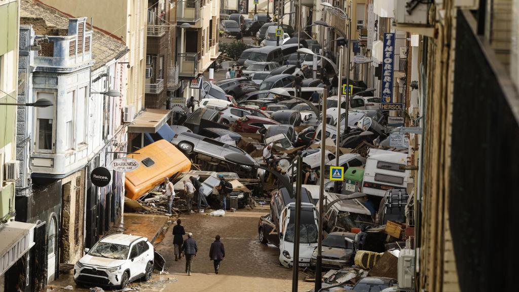 Coches amontonados en Sedaví (Valencia) tras el paso de la dana. Efe / Biel Aliño