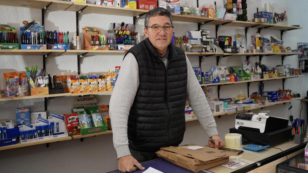 Carlos Gómez, en su papelería El Vaixell, en Sedaví (Valencia). Raquel Granell
