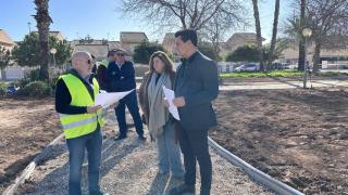 El alcalde de San Javier, José Miguel Luengo (d), visita las obras de construcción del nuevo parque.