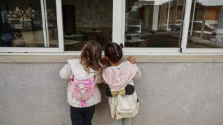 Dos niñas en un colegio. Rober Solsona / Europa Press