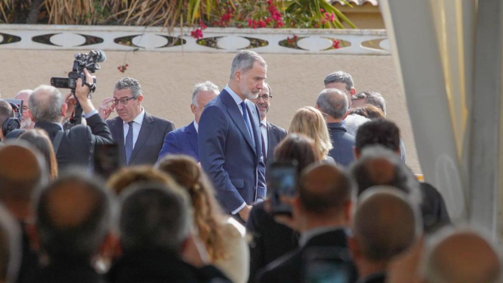 El rey Felipe VI a su llegada al acto, con Toni Pérez y Ximo Puig.