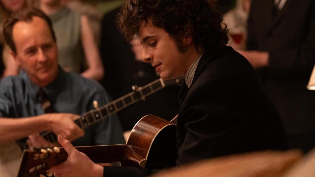 Edward Norton, Pete Seeger en el filme, junto a Timothée Chalamet