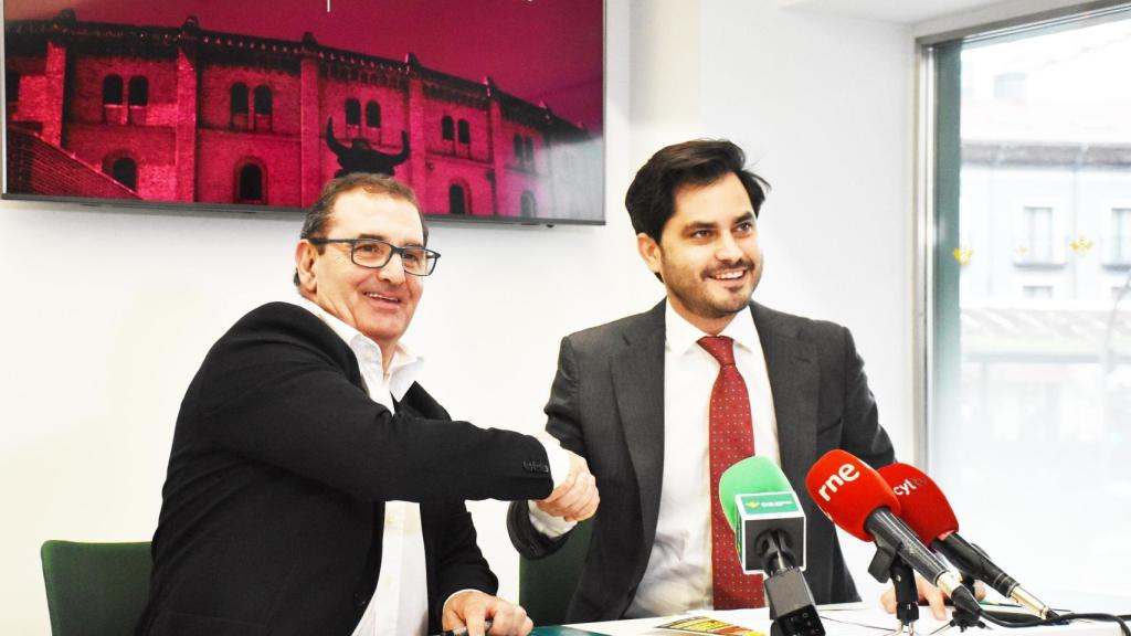 Narciso Prieto, director de Comunicación y Relaciones Institucionales de Caja Rural de Zamora y el director de Operaciones de Tauroemoción, Ignacio de la Viuda, sellando el acuerdo.