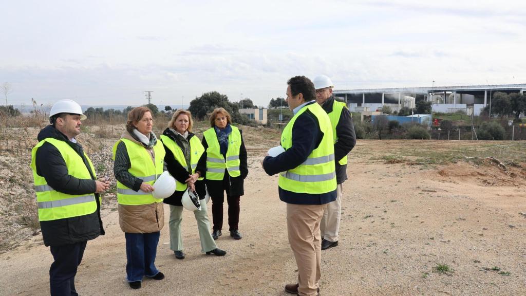 Cedillo y otras autoridades visitando las instalaciones.