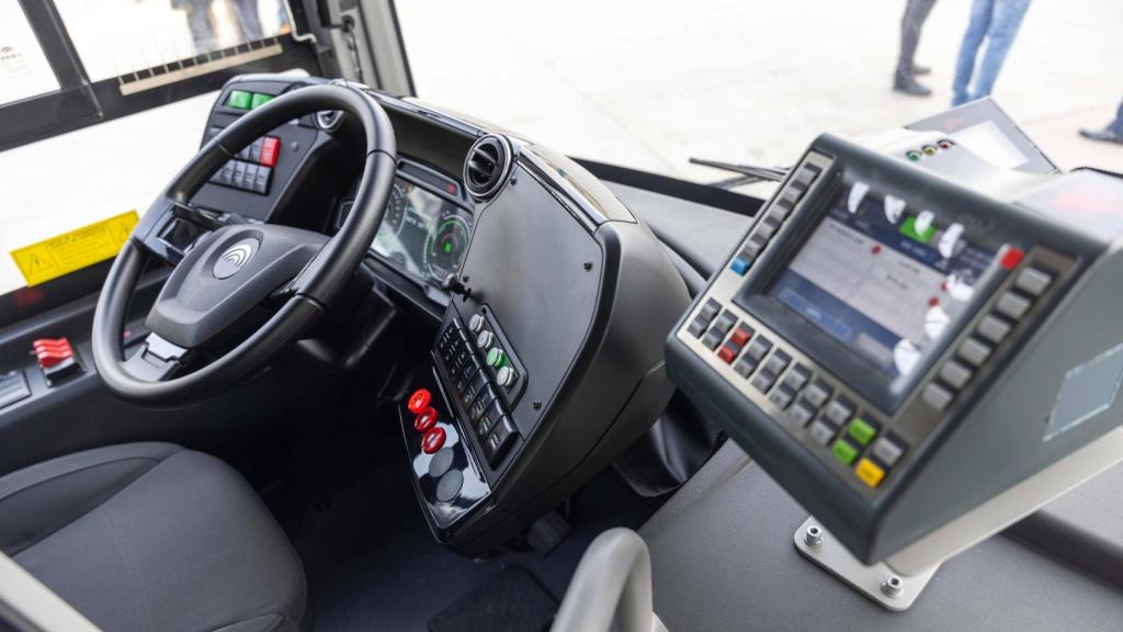 Puesto de conducción de uno de los autobuses.