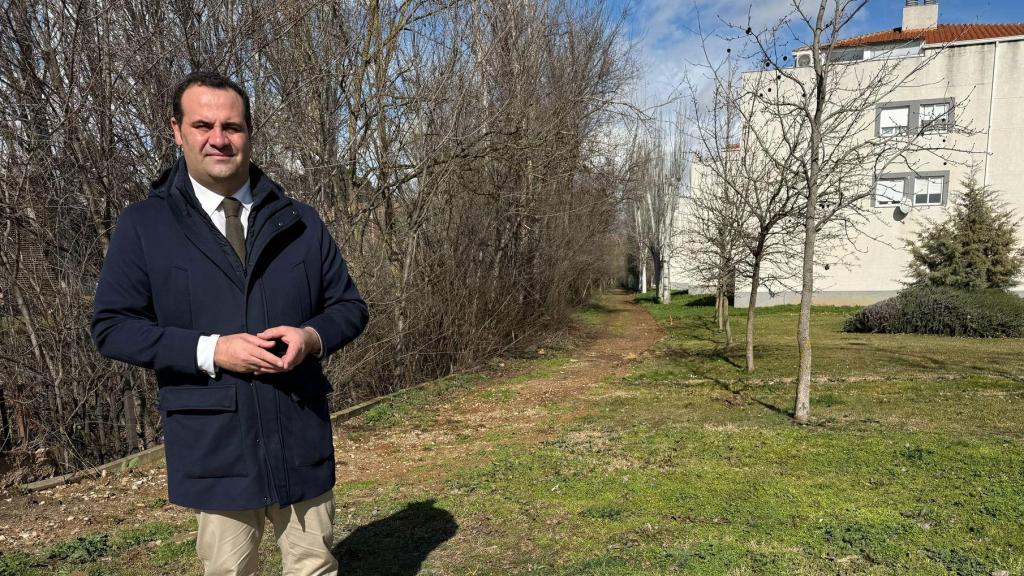 El alcalde, David Mingo, presenta las obras de iluminación de la  avenida Segovia, junto al paseo del arroyo Requesenes