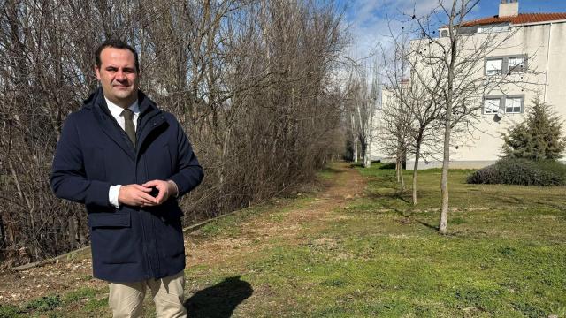El alcalde, David Mingo, presenta las obras de iluminación de la  avenida Segovia, junto al paseo del arroyo Requesenes