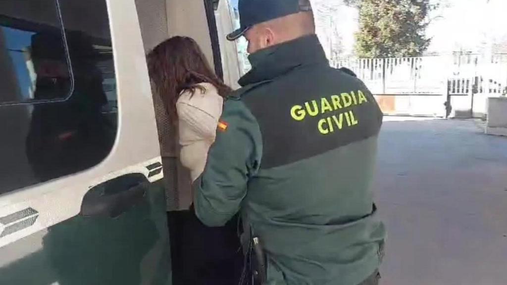 El momento en que Shirin M. es detenida por la Guardia Civil.