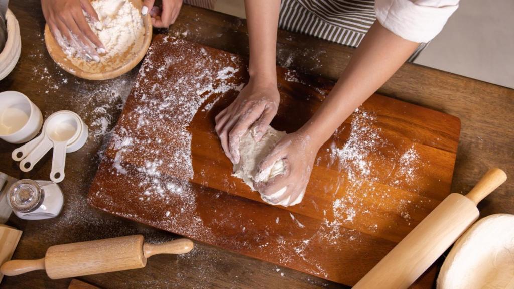 Una familia hace un postre