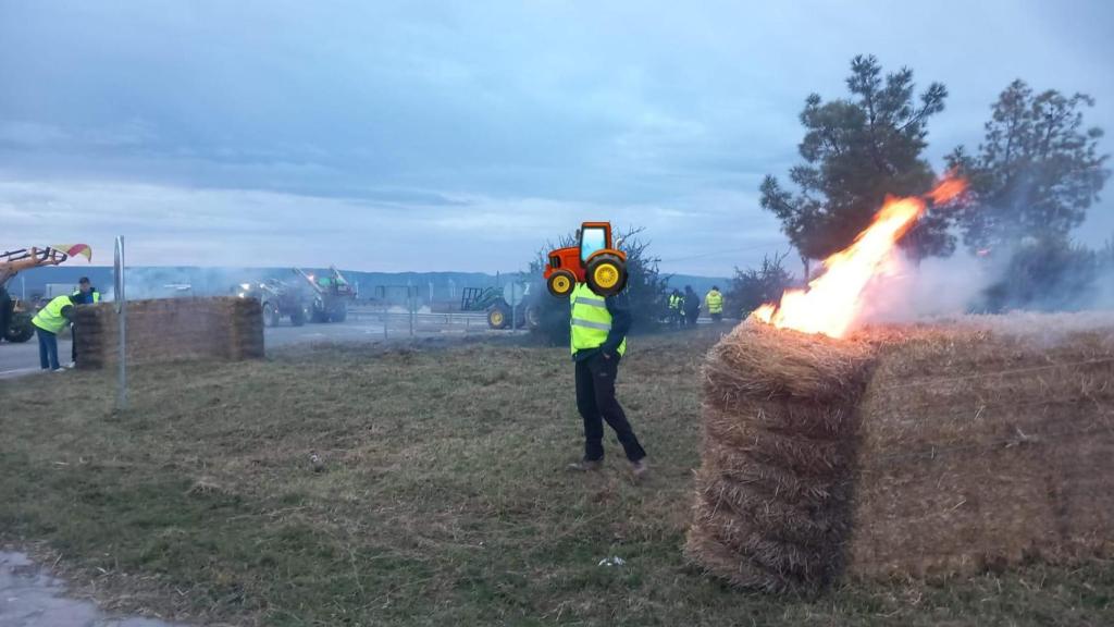 Los manifestantes han llegado a quemar un montón de paja, con gran humareda