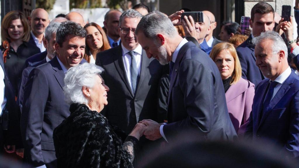 El rey Felipe VI saluda a la nieta de Rafael Altamira, Mari Luz, en el cementerio.