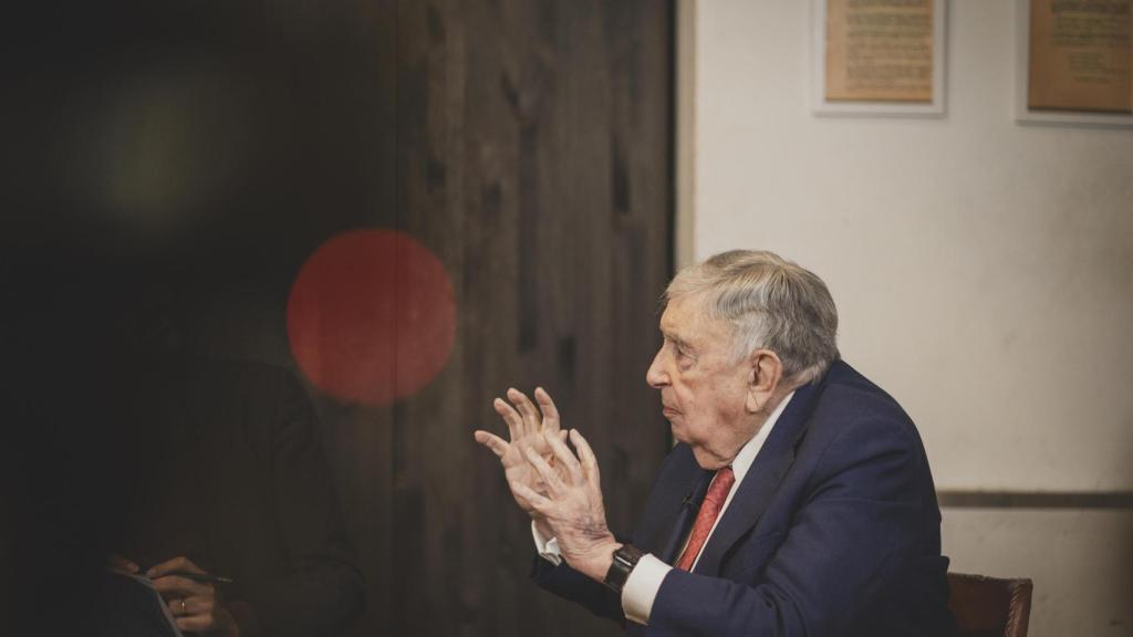 Luis María Anson en el debate con EL ESPAÑOL en la Taberna Garibaldi.