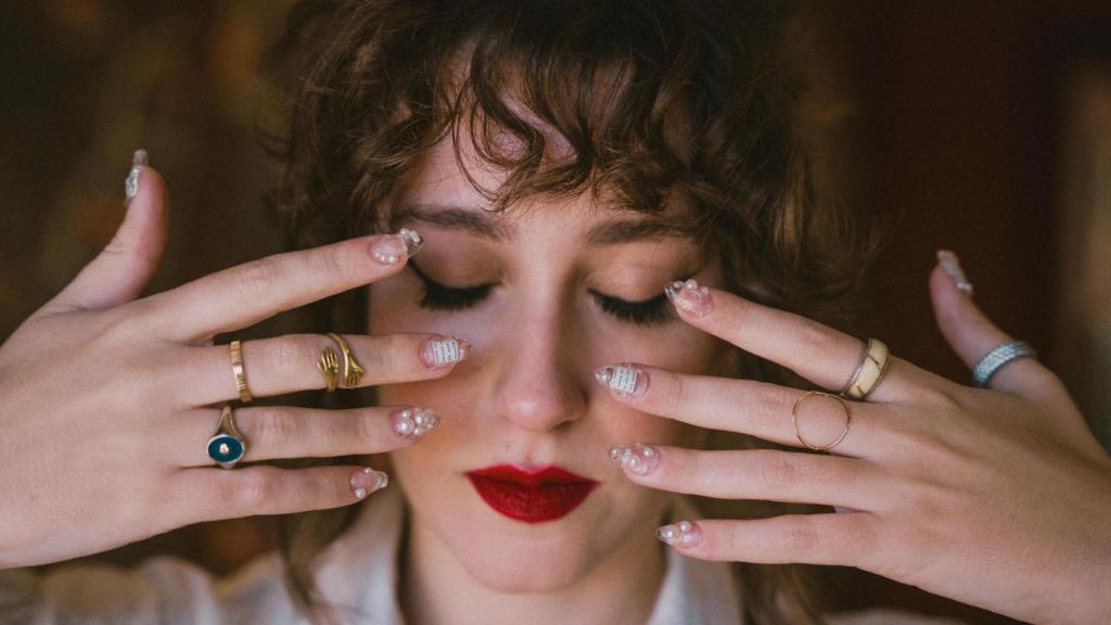 'Quiérete hasta que te quieras sin querer' es uno de los versos del poema.