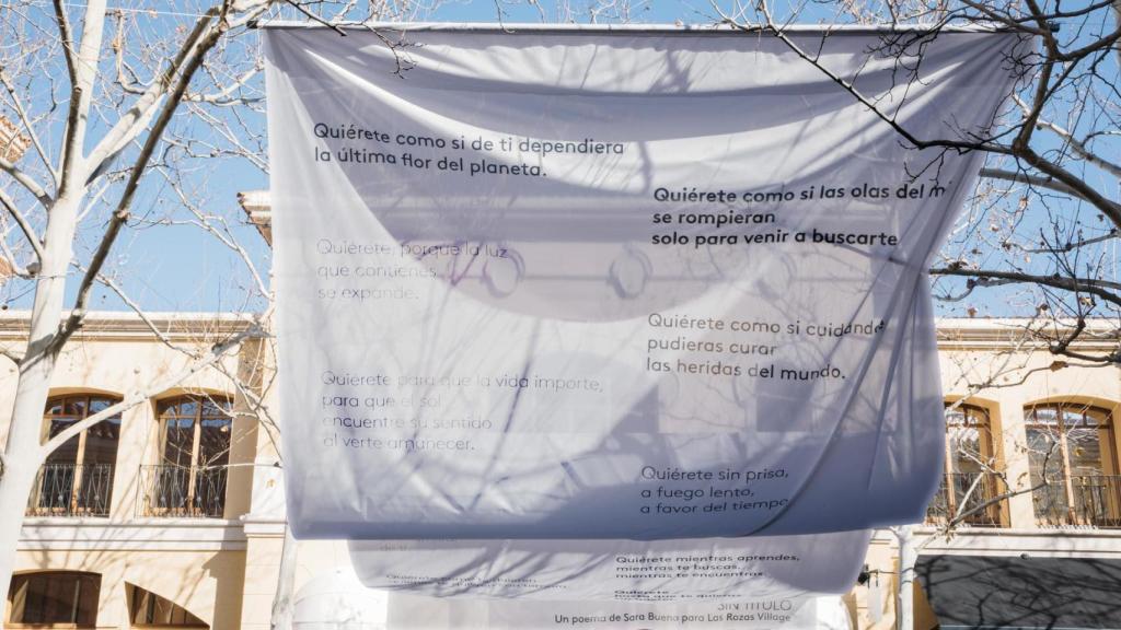 Vista del poema expuesto en Las Rozas Village.