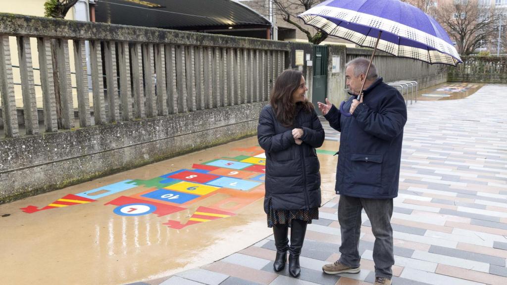 La alcaldesa Inés Rey con un vecino en la Plaza Pintor Laxeiro.