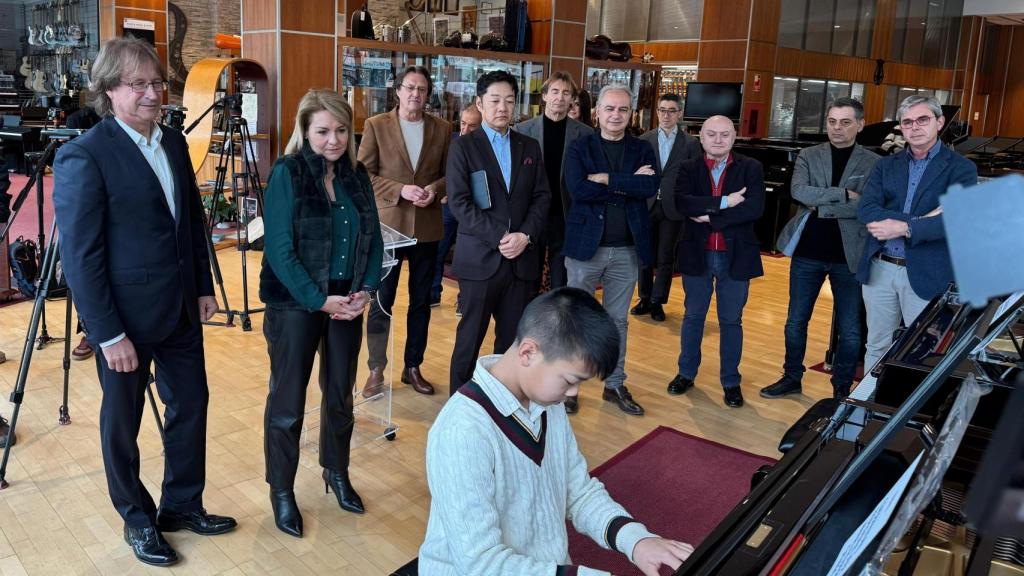 Acto en el que se ha hecho entrega de dos pianos de cola, donados por Kawai España, a los conservatorios de Utiel y Catarroja. EE