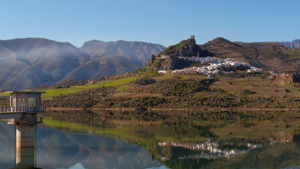 Imagen del embalse con el pueblo de fondo.