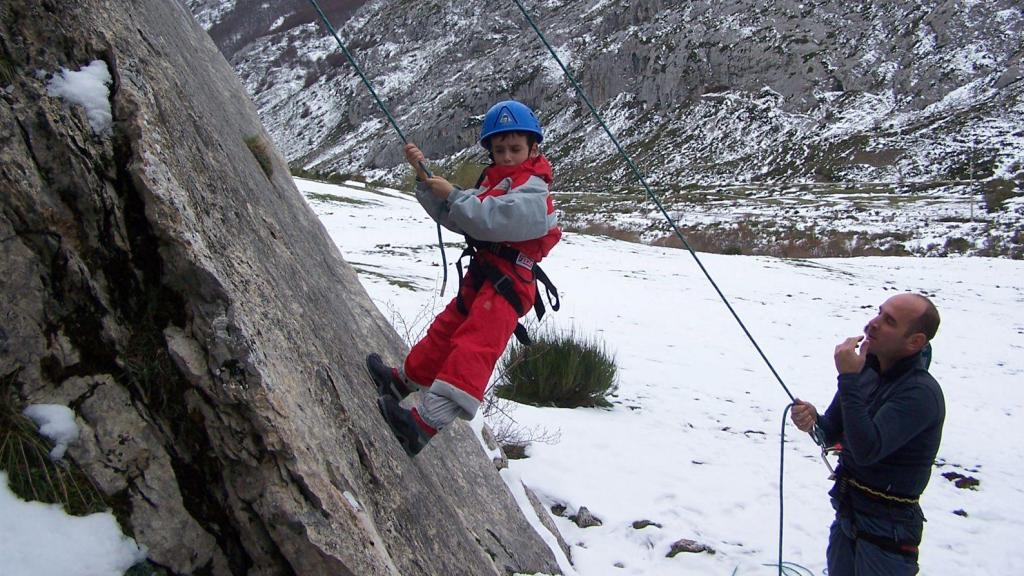 Álvaro junto a su padre en una montaña cuando él era pequeño