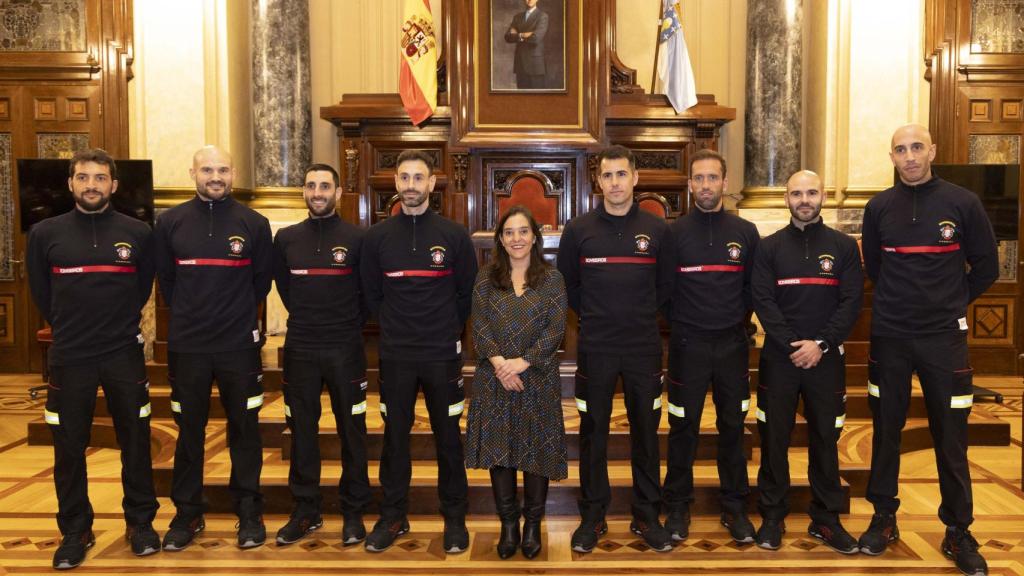 Los bomberos Francisco Brandariz Otero, Adrián Abad Cañas, César Alonso Blanco López, Javier de la Flor Rubio, Adrián Vigo Barreiro, Noé Simón Espantoso Seijo, Gabriel Iglesias Pan y Carlos Lameiro Couto acompañados de Inés Rey