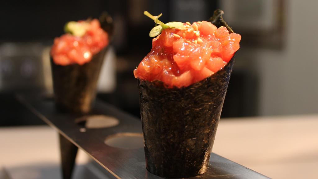 Temaki crujiente de alga nori y ventresca d atún marinado con kimchee.