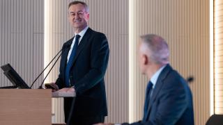César González-Bueno, consejero delegado de Sabadell, junto a Sergio Palavecino, director financiero del banco, durante la presentación de los resultados de 2024 de la entidad.