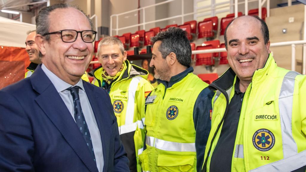 Juan Alfonso Ruiz Molina junto a profesionales del 112 de Castilla-La Mancha.