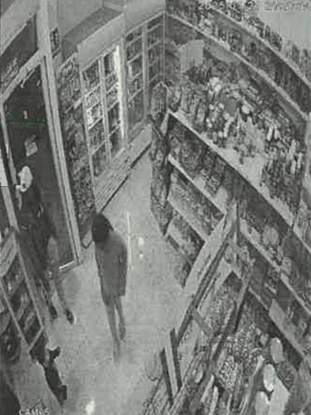 La cámara de seguridad del Supermercado King, el martes 21 de enero, filma a Samake mientras acompaña a la hija de su amigo a comprar unas galletas.